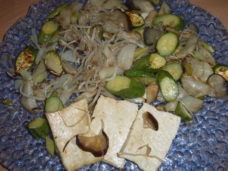 PIATTO VEGANO AL FORNO: TOFU E verdure: topinambur, zucchine, aglio, asparagi e germogli di soia